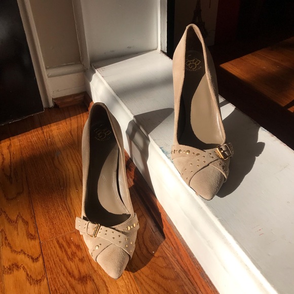 Suede khaki BCBG 4” heels gold buckle size 10 - Picture 3 of 7